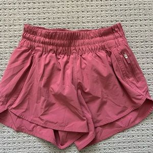 LULULEMON size 4 Hotty Hot High-Rised Lined 4”